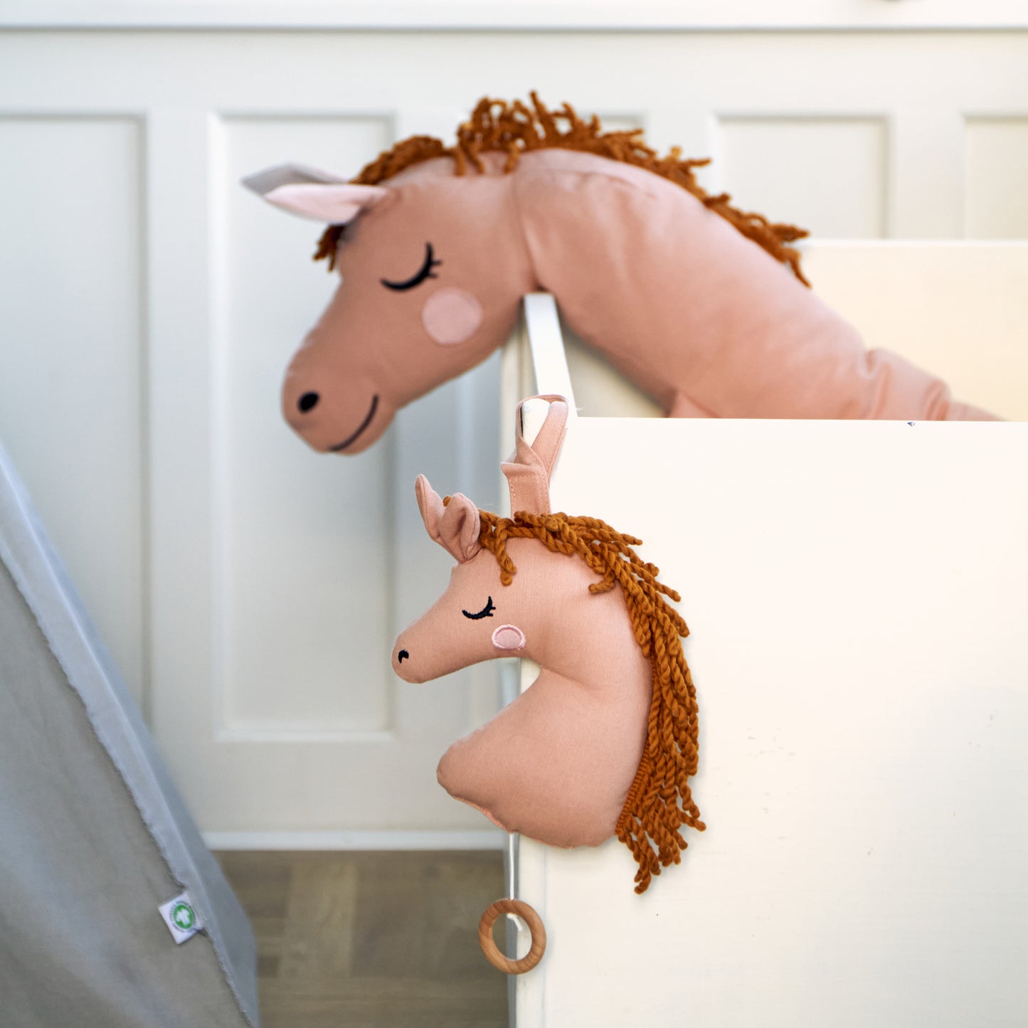 Long Horse Sengedyr - Lys Rosa • ROOMMATE.dk