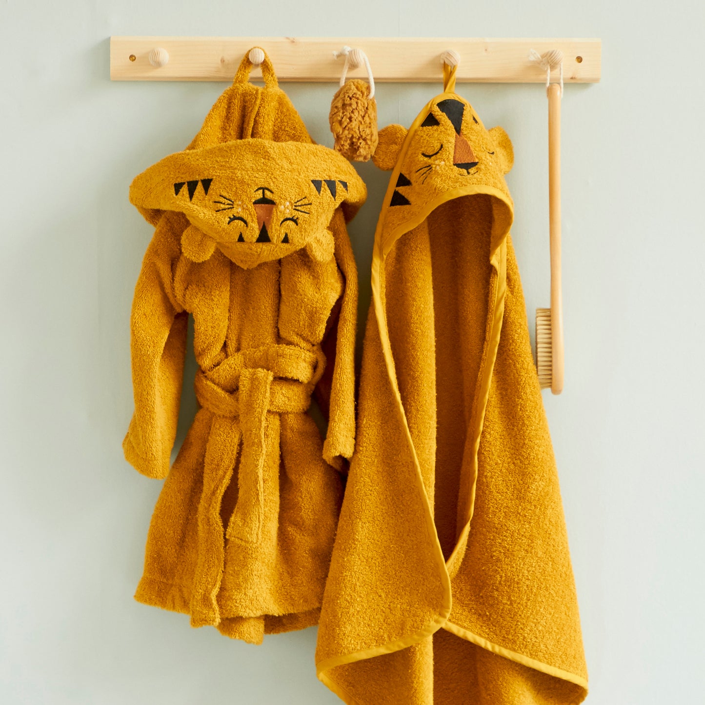 TIGER HOODED TOWEL