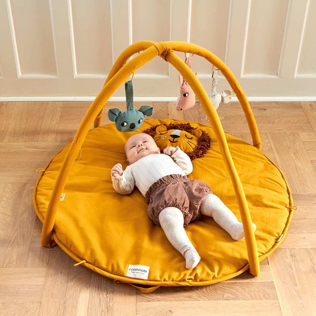Activity Blanket with Arches And Toys – Ochre - ROOMMATE.dk